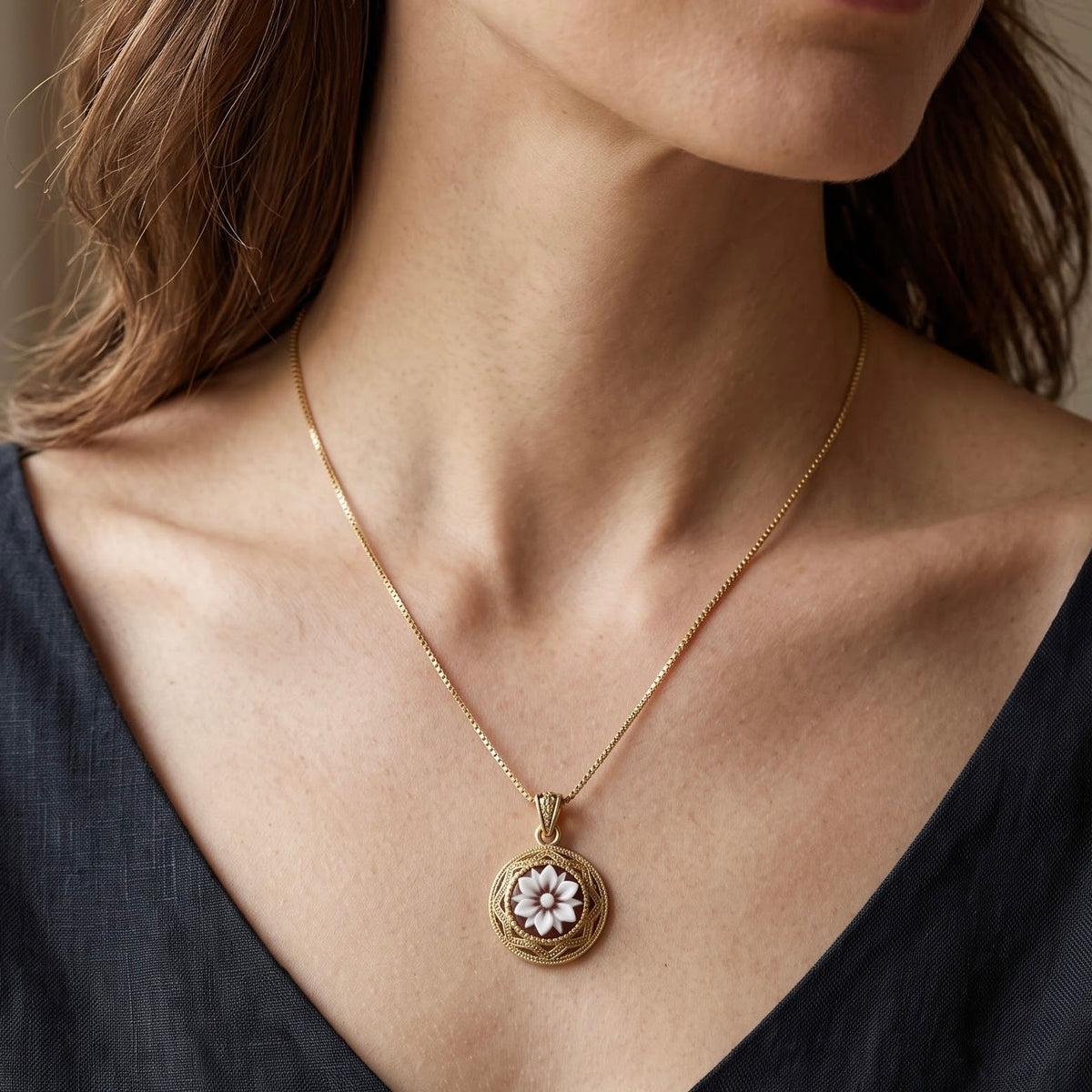 Collana Flora in Cammeo Naturale